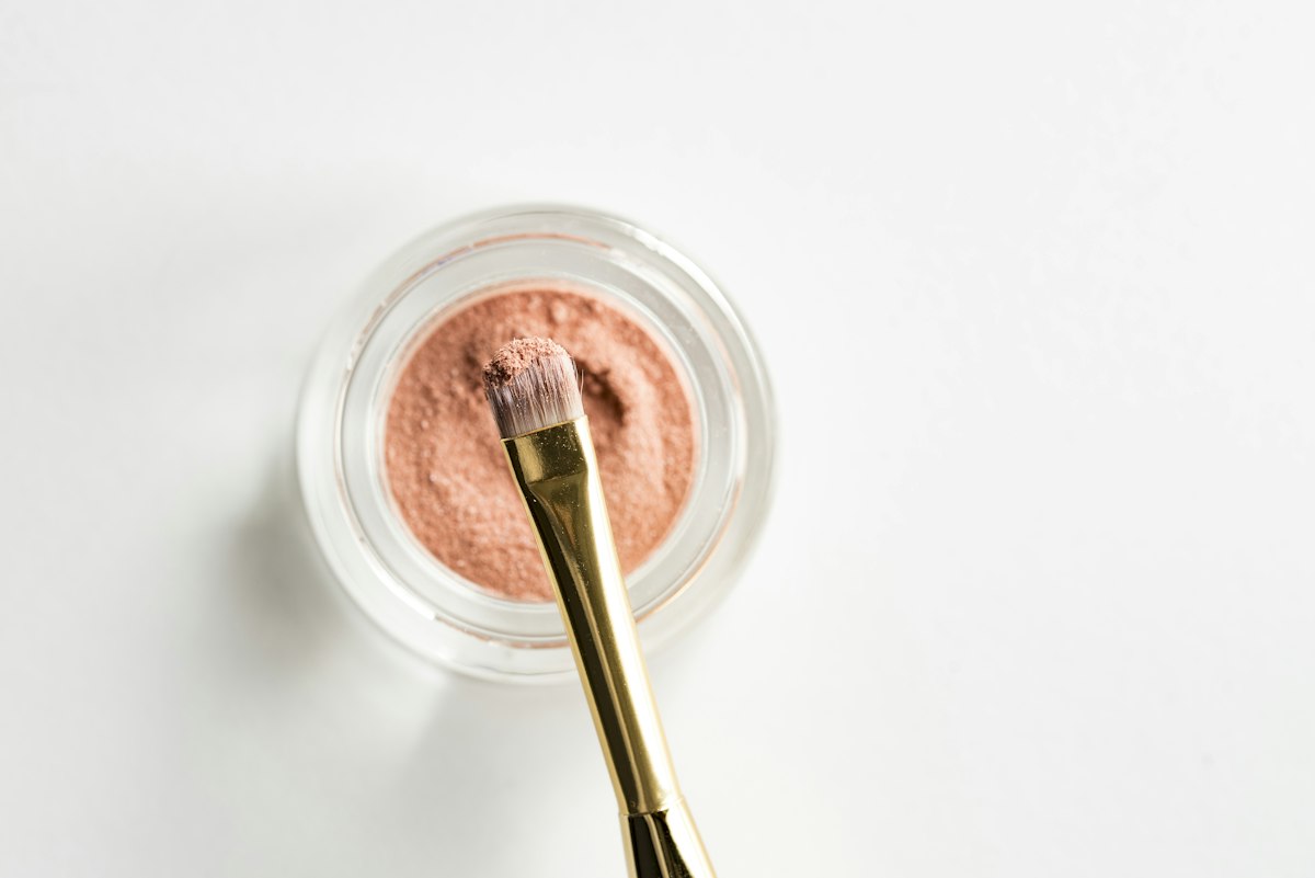Pinceau de maquillage et poudre libre pour la technique du baking