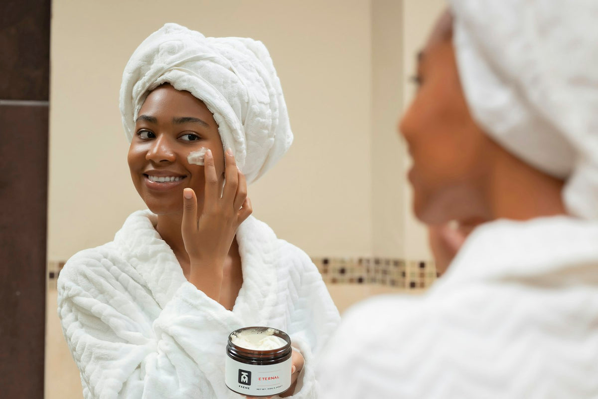 Femme appliquant une crème hydratante, routine peau sèche automne