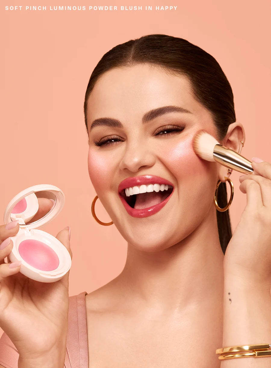 Rare Beauty Soft Pinch Luminous Powder Blush teinte Happy – swatch