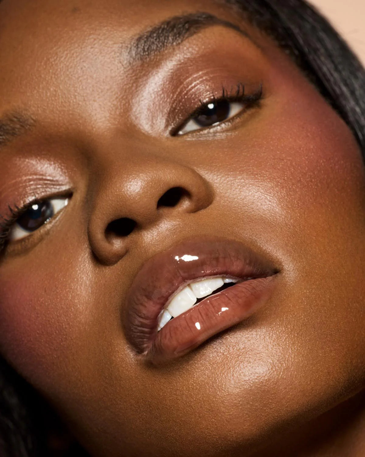 GLOSS BOMB HEAT UNIVERSAL LIP LUMINIZER + PLUMPER - ref : 04 HOT CHOCOLIT HEAT