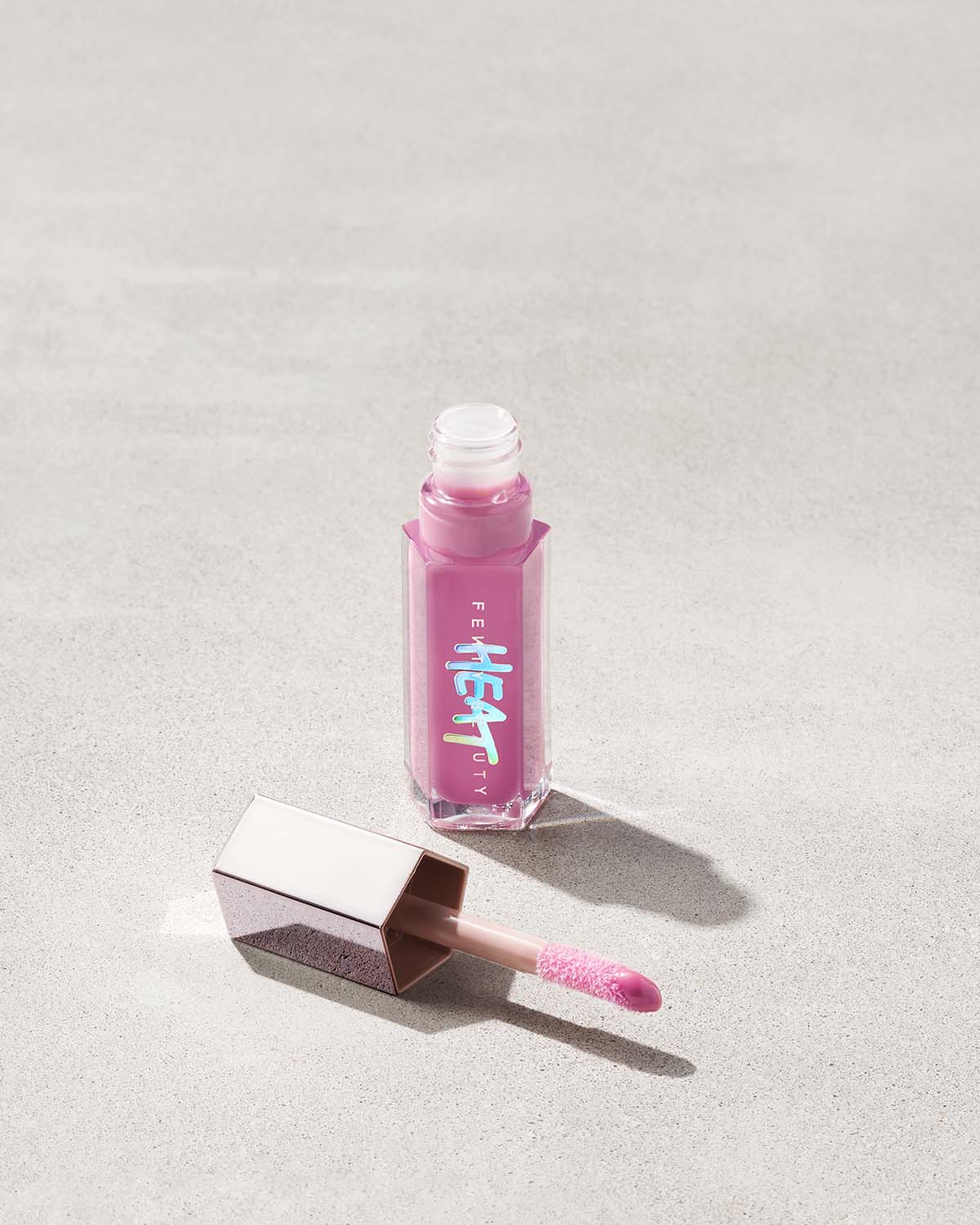 GLOSS BOMB HEAT UNIVERSAL LIP LUMINIZER + PLUMPER - ref : 06 LAVENDER SAVAGE